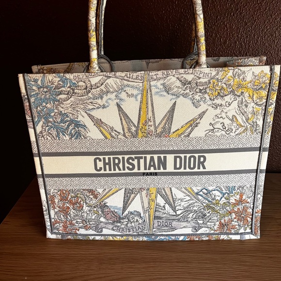 Dior Tote with Elegant Multicolor Pattern - Picture 1 of 4
